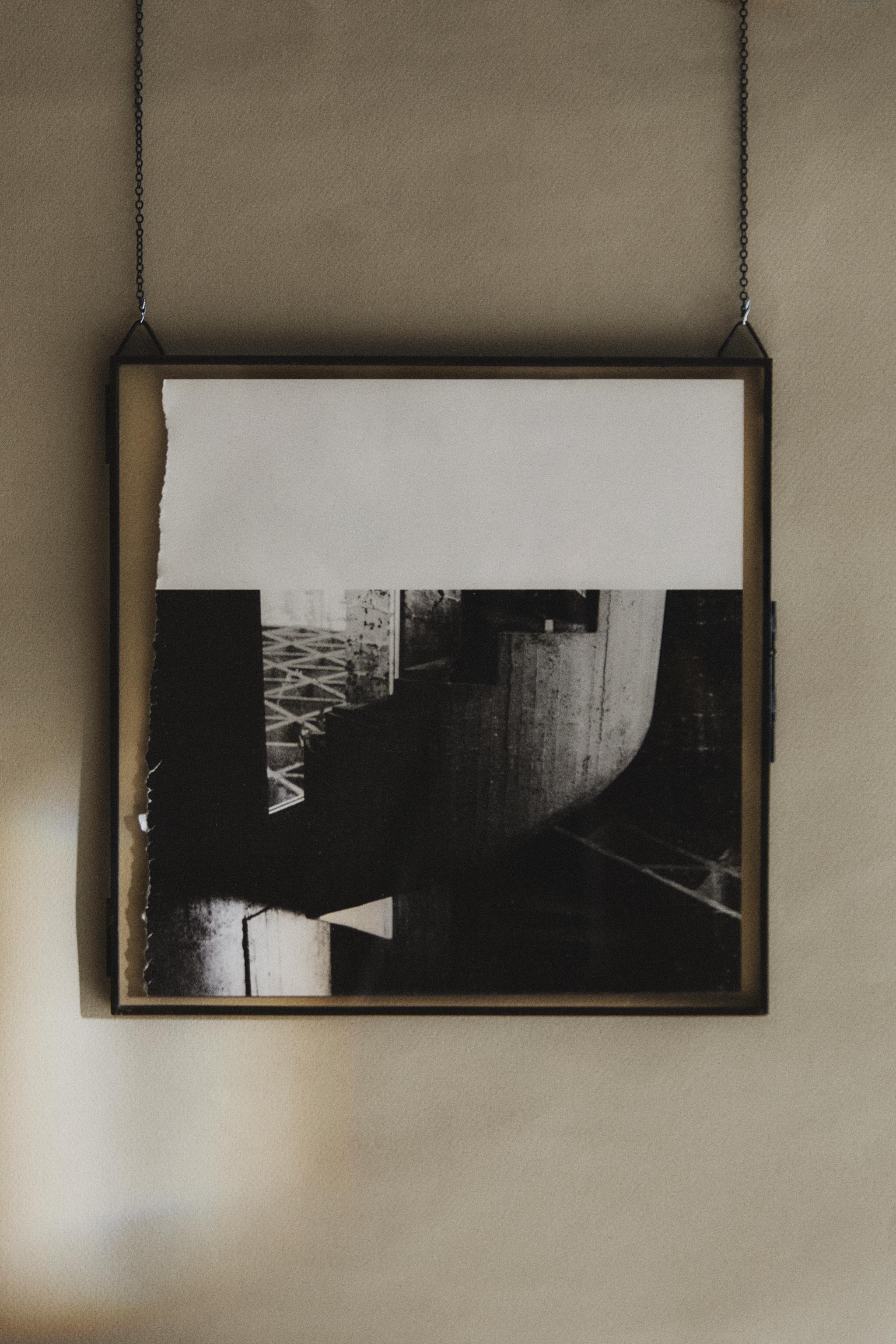 PICTURE FRAME WITH BLACK RIM